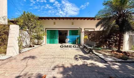 Casa à venda em condomínio fechado na praia do Pernambuco no Guarujá I Omega Imoveis