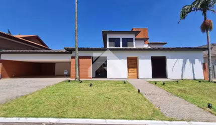 Luxuosa Casa em Alphaville: 4 Suítes e 620m² de Conforto