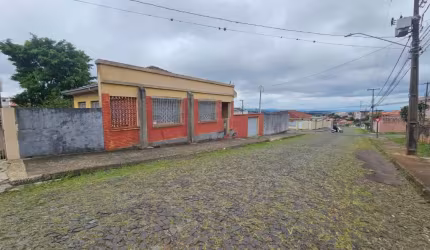 Excelente casa de alvenaria à venda em Uvaranas