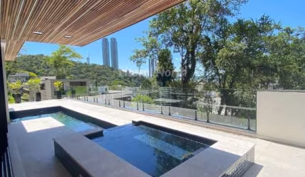 Casa alto-padrão a venda na Barra em Balneário Camboriú