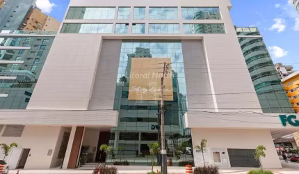 Apartamento finamente mobiliado com linda vista para o mar.