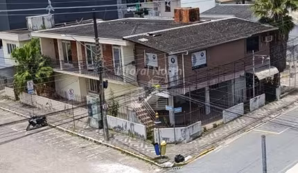 Casa-Terreno no centro de Itajaí.
