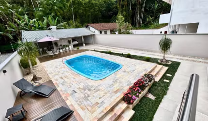 Casa com salas comerciais no São Marcos