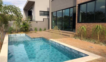 Sobrado com 4 suítes com piscina integrada na área de lazer no Alphaville