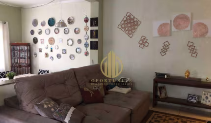 Casa três dormitórios com edícula