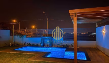 Casa térrea com piscina em Condomínio