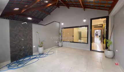 CASA GEMINADA DE ALTO PADRÃO 
3 DORMITÓRIOS ( SENDO 2 SUÍTES) TODOS COM AR DE 9 INSTALADO  
SALA AMPLA, COM AR DE 18  INSTALADO                  
COZINHA C/ BALCÃO    AMERICANO 
LAVABO NA ÁREA GOURMET