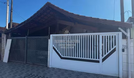 Casa geminada no Maracanã, Praia Grande/SP 02 Dormitórios com 1 Suíte, sala ampla, cozinha espaçosa com 02 vagas de garagem, área externa com churrasqueira