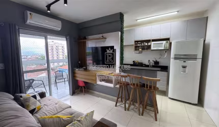 Apartamento Todo mobilado com 2 quartos para Venda no Balneario Maracanã com 67,59 m² de área útil Sala ampla com Sacada Gourmet integrada e Envidaraçada com vista mar, Cozinha areja e com iluminação 