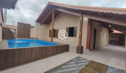 Casa à Venda em Vera Cruz, Mongaguá – 2 Suítes, Piscina e Churrasqueira por R$ 395.000
