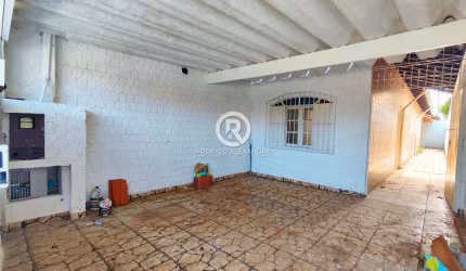 Casa à Venda em Maracanã, Praia Grande - 2 Dormitórios, 1 Suíte, Espaço Gourmet e Segurança
