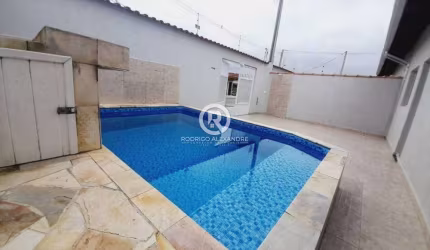 Casa à Venda em Balneário Plataforma 2, Mongaguá - 2 Dormitórios, Suíte, Piscina e Garagem!