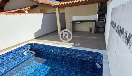 Casa Geminada à Venda em Jamaica, Itanhaém: 2 Dormitórios, Suíte, Piscina e Área Gourmet - R$ 295.00