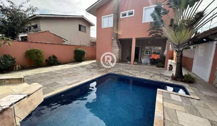 Sobrado à Venda em Itanhaém - 6 Dormitórios, Piscina e Área de Lazer Completa por R$ 850.000