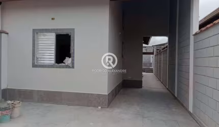 Casa à Venda em Itanhaém: 2 Dormitórios, Suíte, Piscina e Espaço Gourmet por R$ 370.000!