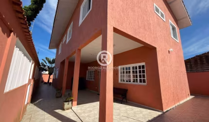 Magnífico Sobrado com 6 Dormitórios, Piscina e Garagem em Grandesp, Itanhaém - R$ 850.000