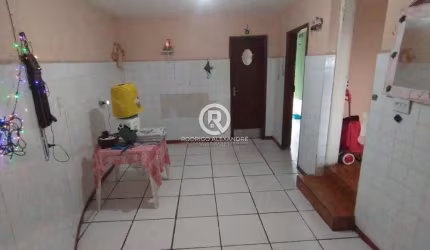 Casa Geminada em Corumbá, Itanhaém - 2 Dormitórios, 3 Vagas e Quintal por R$ 550.000