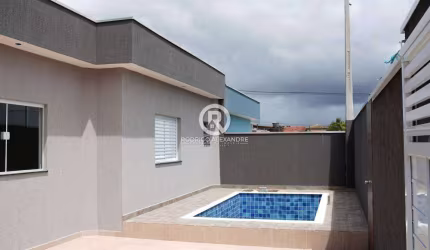 Casa Geminada com 2 Dormitórios, Piscina e Espaço Gourmet em Umuarama, Itanhaém - R$ 365.000 à Venda