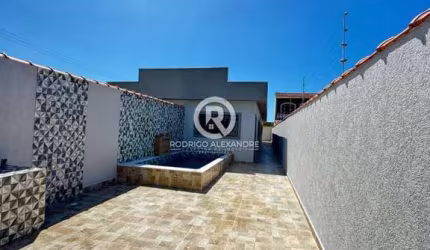 Casa à Venda em Itanhaém - 2 Dormitórios, Piscina e Churrasqueira por R$ 499.000