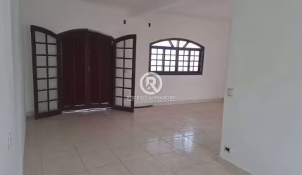Sobrado à Venda em Itaguaí - 2 Dormitórios, 250 m² e 2 Vagas por R$ 600.000