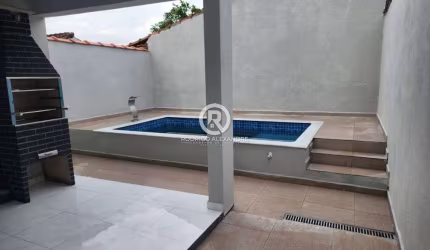 Casa de 2 Dormitórios com Suíte, Piscina e Churrasqueira à Venda em Tupy, Itanhaém - R$ 340.000