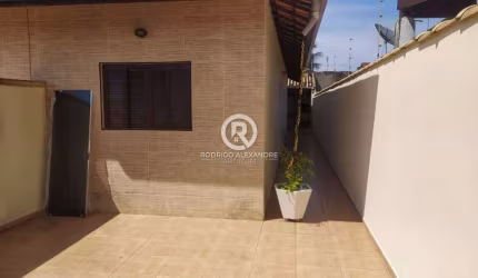 Casa Geminada com 2 Dormitórios e Churrasqueira à Venda em Nova Itanhaém - R$ 340.000