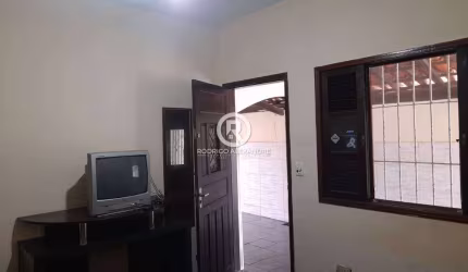 Linda Casa Geminada à Venda em Itanhaém - 2 Dormitórios, Quintal e Espaço Gourmet!