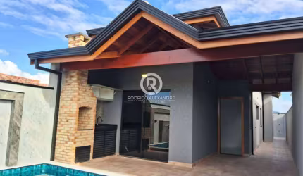 Casa Geminada com Piscina à Venda em Peruíbe - 2 Dormitórios e Área de Lazer Completa por R$ 430.000