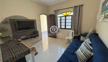 Casa à Venda em Peruíbe: 2 Dormitórios, Suíte, Garagem e Quintal - R$ 370.000