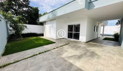 Linda Casa Geminada à Venda em Itanhaém - 3 Quartos, Suítes, Piscina e Área Gourmet!