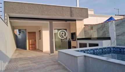Charmosa Casa Geminada com 3 Dormitórios, Piscina e Cozinha Gourmet à Venda em Peruíbe - R$ 470.000