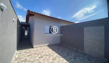 Casa à Venda em Itanhaém - 2 Dorms, 1 Suíte, Piscina e Espaço Gourmet por R$ 355.000!