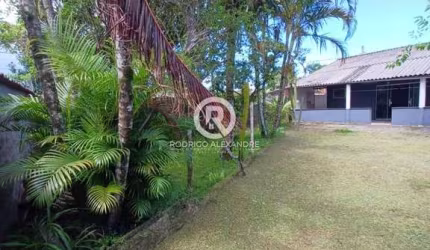 Casa à Venda em Itanhaém - 2 Dorms, Suíte, Garagem para 2 Carros - R$ 350.000