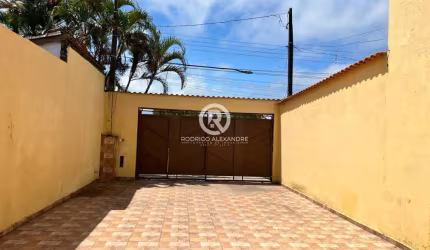 Sobrado à Venda em Mongaguá - 4 Dormitórios, 1 Suíte e 5 Vagas por R$ 320.000!