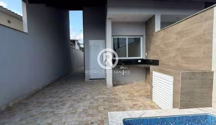Linda Casa Geminada com 2 Dormitórios e Piscina à Venda em Itanhaém - R$ 330.000