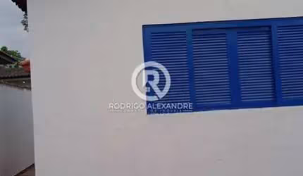 Casa à Venda em Jussara, Mongaguá - 2 Dormitórios, Quintal e Garagem - R$ 240.000