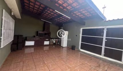 Casa à Venda em Itanhaém - 2 Suítes, Piscina e Próxima a Tudo que Você Precisa!