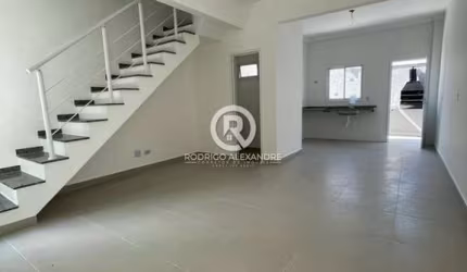 Casa de 2 Dormitórios à Venda no Condomínio Villa de Ellis, Itanhaém - R$ 280.000!