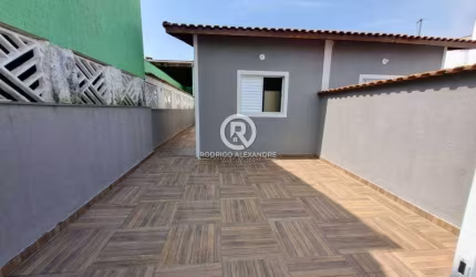 Casa Geminada à Venda em Sion, Itanhaém – 2 Dormitórios, Quintal e Garagem por R$ 225.000