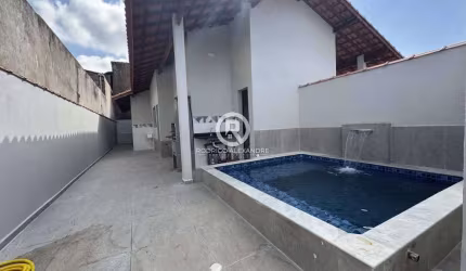 Casa Geminada à Venda em Itanhaém - 2 Dormitórios, Piscina e Churrasqueira por R$ 329.000!