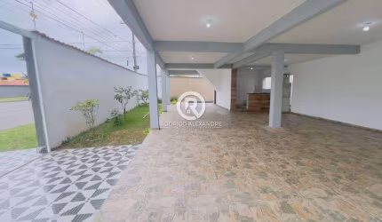 Linda Casa à Venda em Itanhaém - 3 Dormitórios, Piscina e Garagem para 3 Carros!