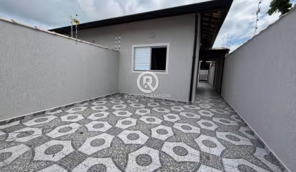 Casa à Venda em Itanhaém - 2 Dormitórios, Suíte, Piscina e Espaço Gourmet por R$ 350.000