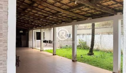 Casa à Venda em Itanhaém: 4 Dormitórios, Espaço Gourmet e 6 Vagas por R$ 620.000