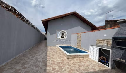 Casa à Venda com 2 Dormitórios, Piscina e Churrasqueira em Nova Itanhaém - R$ 285.000