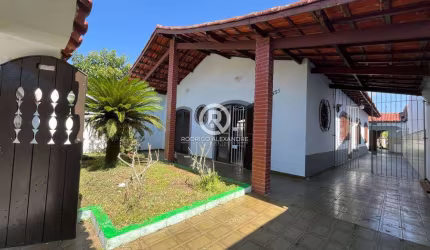 Casa à Venda em Itanhaém - 3 Dormitórios, Suíte, Piscina e 3 Vagas - R$ 625.000