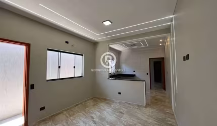 Casa à Venda em Itanhaém: 2 Dormitórios, Suíte, Piscina e Espaço Gourmet por R$ 379.000!