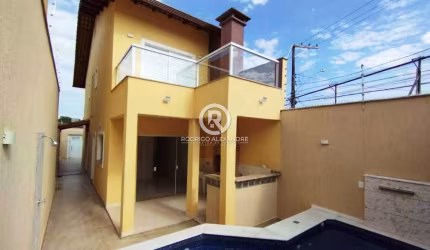 Sobrado à Venda em Itanhaém - 2 Suítes, Piscina, Localização Privilegiada por R$ 470.000