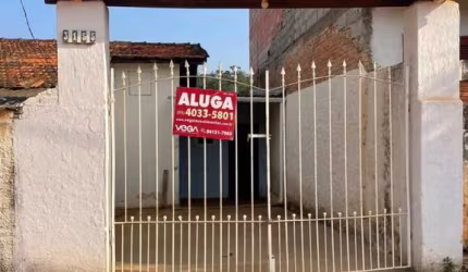 Casa para Locação em Bragança Paulista, Curitibanos, 2 dormitórios, 1 banheiro, 2 vagas