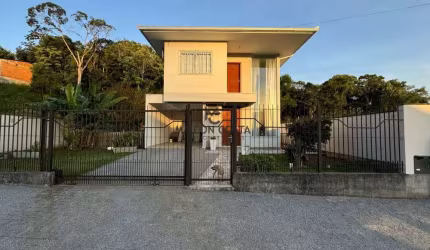 CASA EM BIGUAÇU