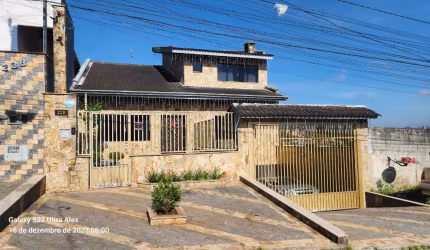 Linda casa com 5 quartos e quintal com pomar
